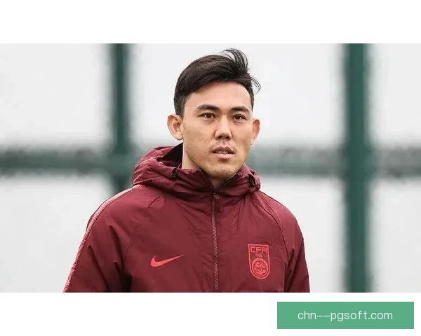 范登贝尔赫稳坐首发后防核心引领球队防线新格局 范登贝尔赫稳坐首发后防核心引领球队防线新格局